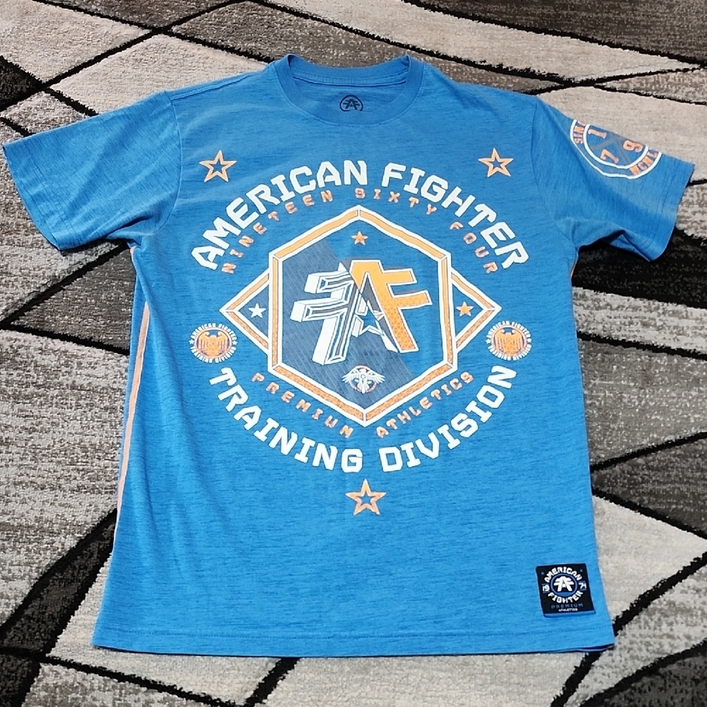 AMERICAN FIGHTER BUCKLE EXCLUSIVE BLUE & ORANGE GEOMETRIC SHIELD TEE-SHIRT
